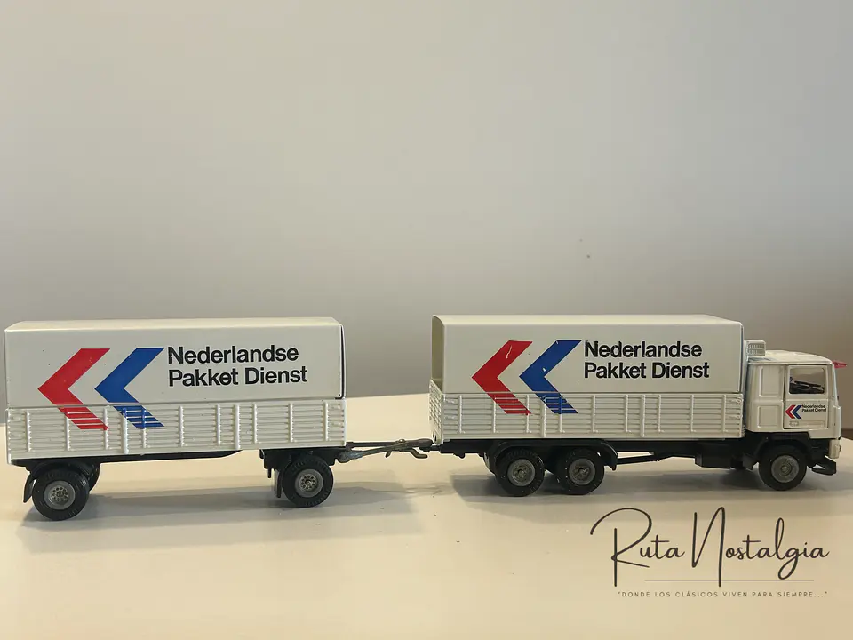 Volvo F12 “Nederlandse Pakket Dienst” Tekno 1:50 – Camión con remolque clásico holandés de reparto de paquetes 6
