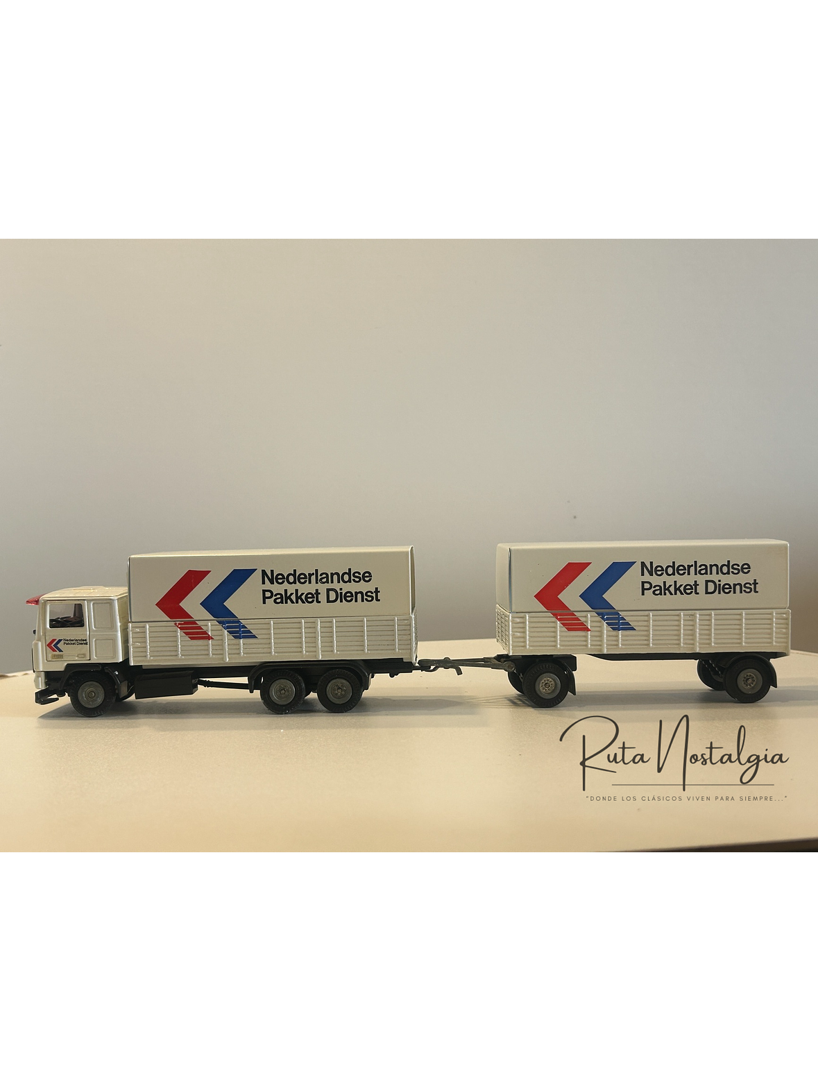 Volvo F12 “Nederlandse Pakket Dienst” Tekno 1:50 – Camión con remolque clásico holandés de reparto de paquetes 10