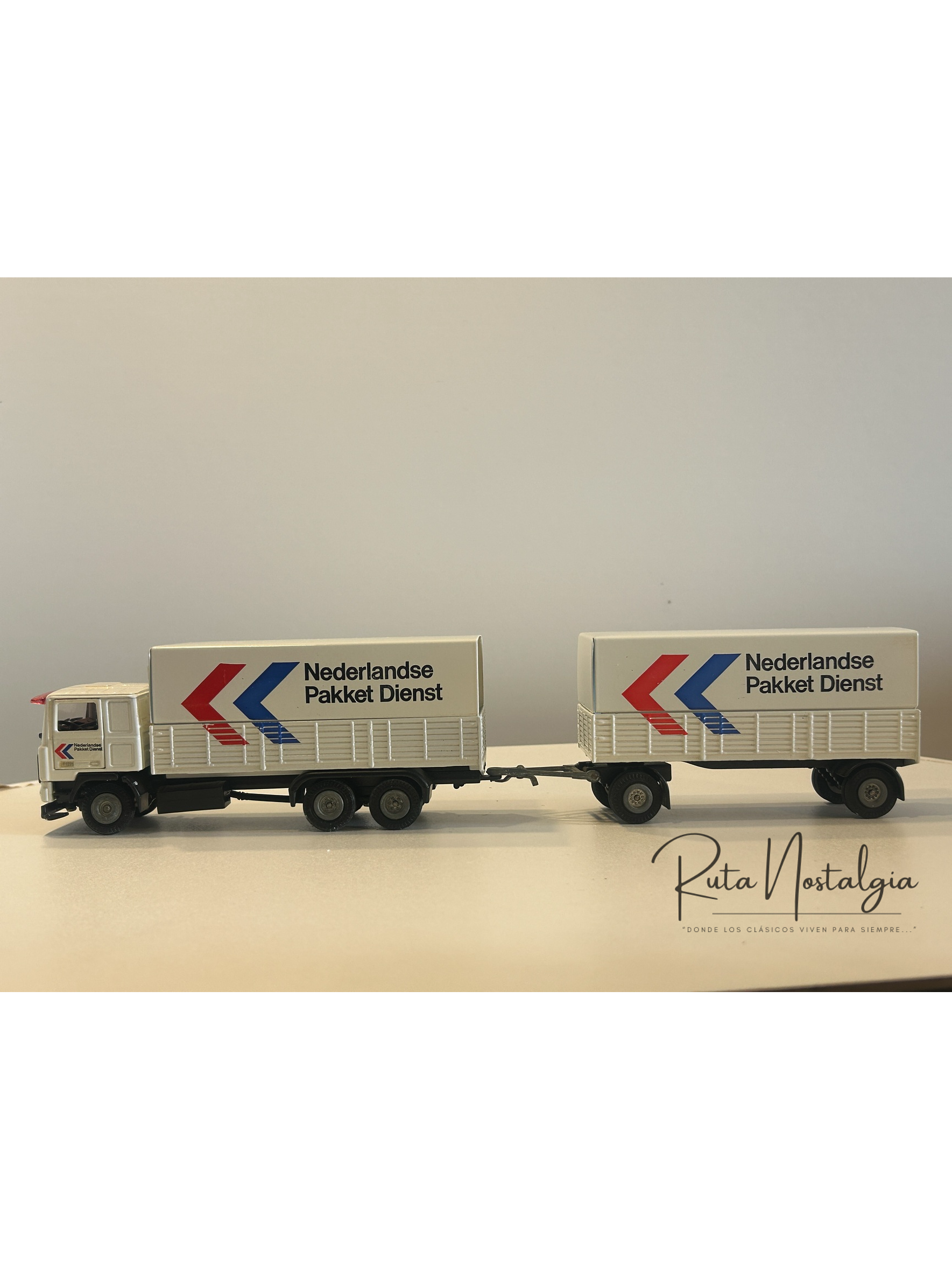 Volvo F12 “Nederlandse Pakket Dienst” Tekno 1:50 – Camión con remolque clásico holandés de reparto de paquetes 10
