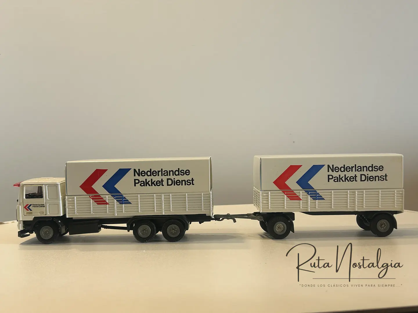 Volvo F12 “Nederlandse Pakket Dienst” Tekno 1:50 – Camión con remolque clásico holandés de reparto de paquetes 10