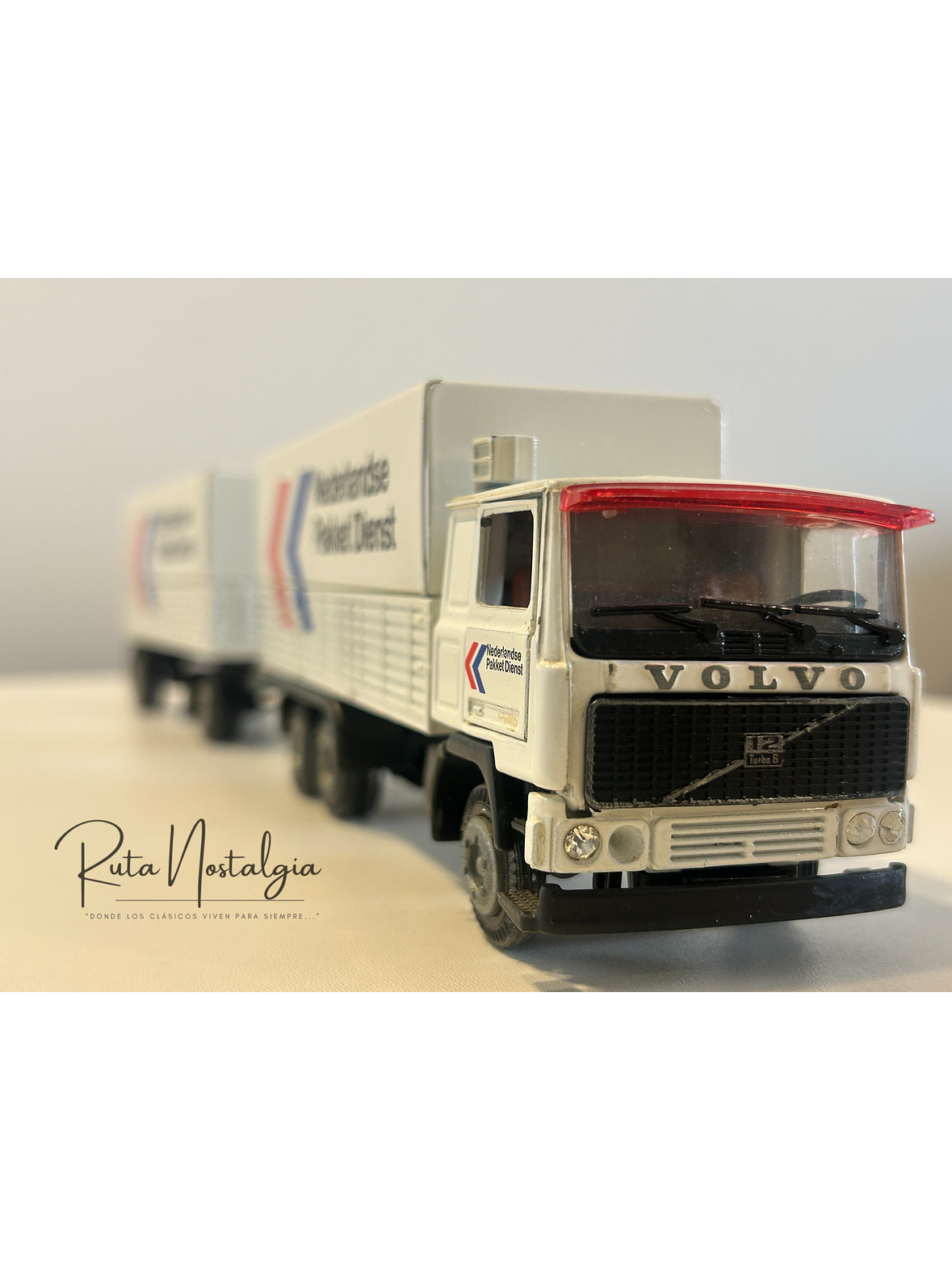 Volvo F12 “Nederlandse Pakket Dienst” Tekno 1:50 – Camión con remolque clásico holandés de reparto de paquetes 11