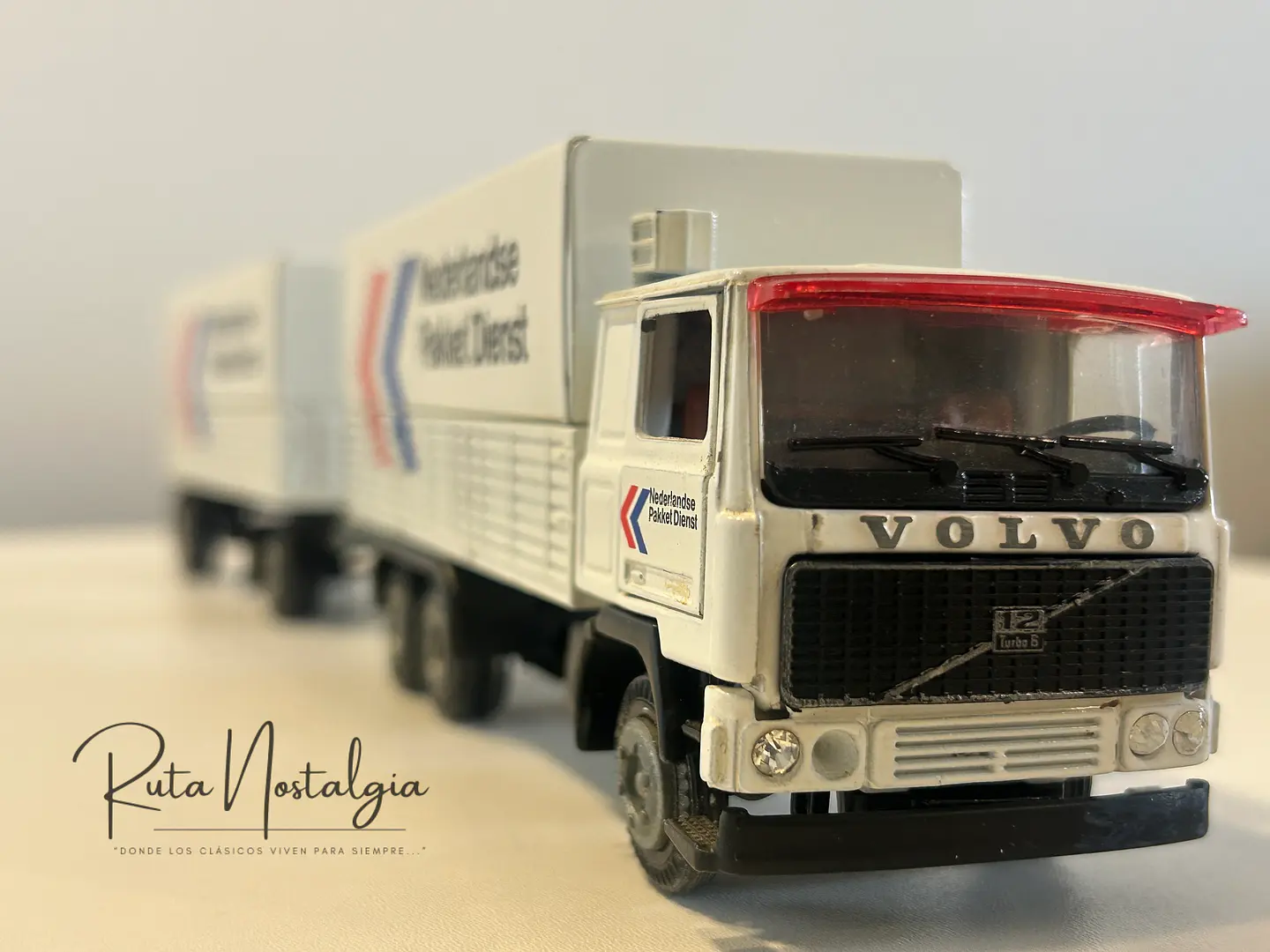 Volvo F12 “Nederlandse Pakket Dienst” Tekno 1:50 – Camión con remolque clásico holandés de reparto de paquetes 11