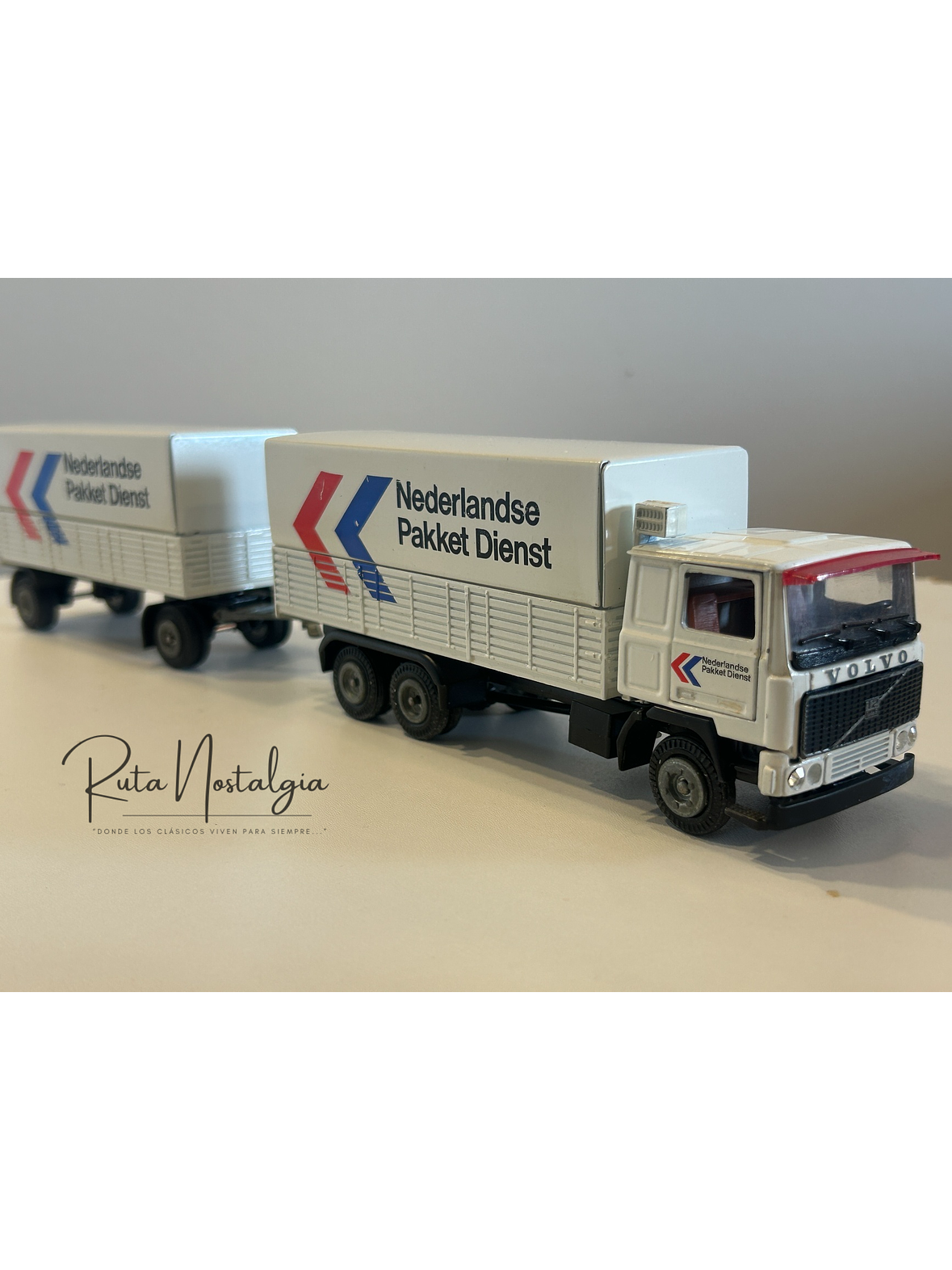 Volvo F12 “Nederlandse Pakket Dienst” Tekno 1:50 – Camión con remolque clásico holandés de reparto de paquetes 5