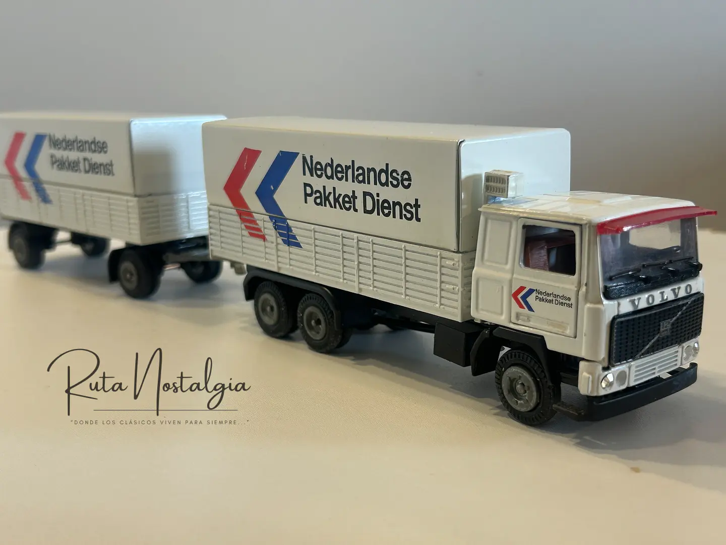 Volvo F12 “Nederlandse Pakket Dienst” Tekno 1:50 – Camión con remolque clásico holandés de reparto de paquetes 5