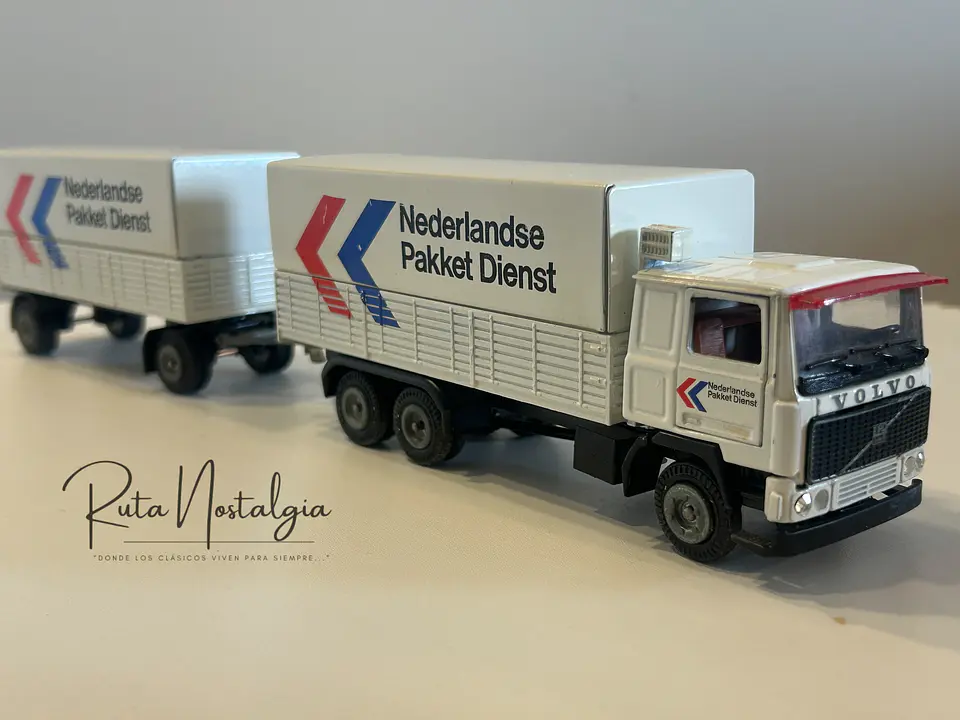 Volvo F12 “Nederlandse Pakket Dienst” Tekno 1:50 – Camión con remolque clásico holandés de reparto de paquetes 5