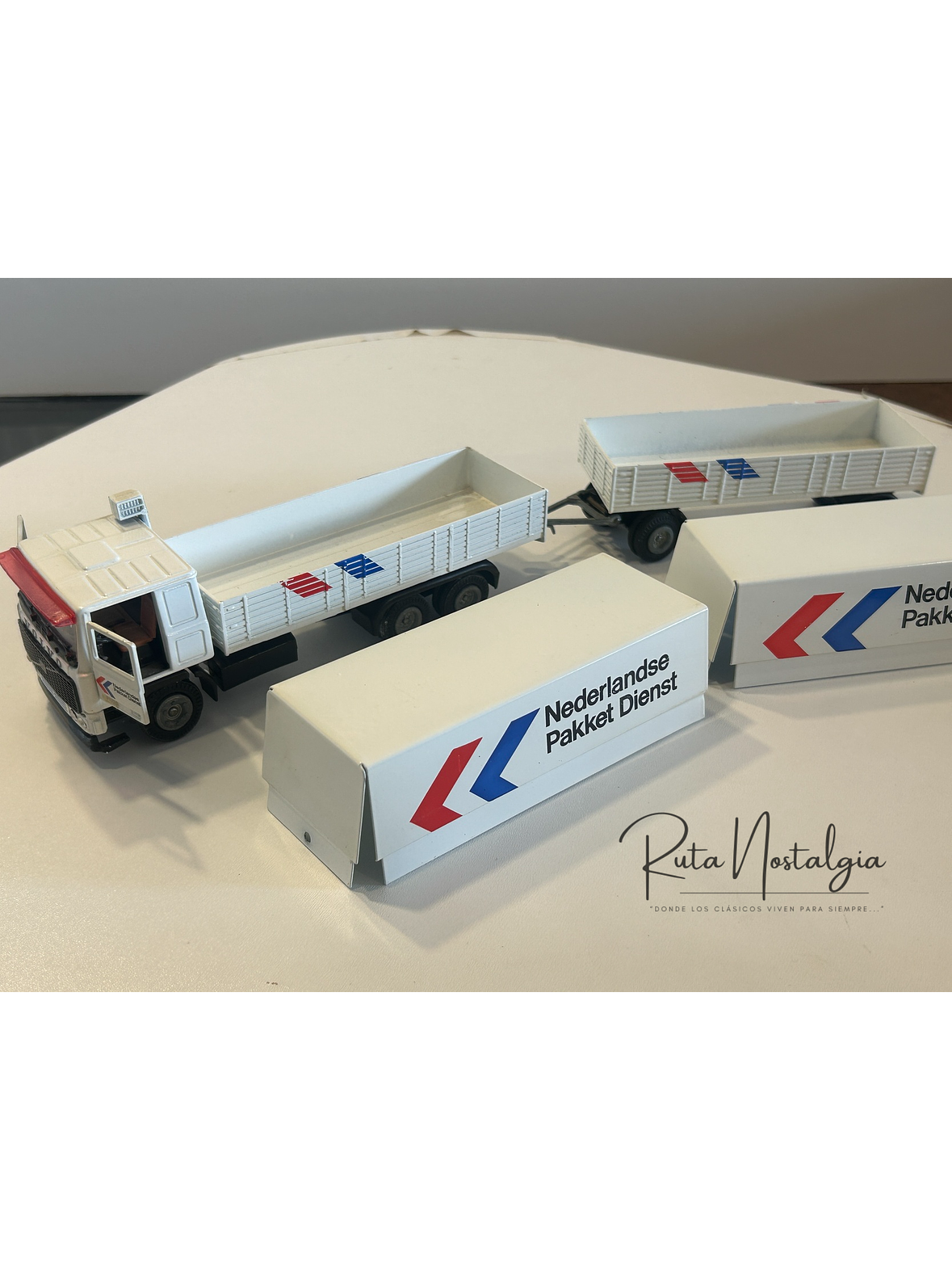 Volvo F12 “Nederlandse Pakket Dienst” Tekno 1:50 – Camión con remolque clásico holandés de reparto de paquetes 9