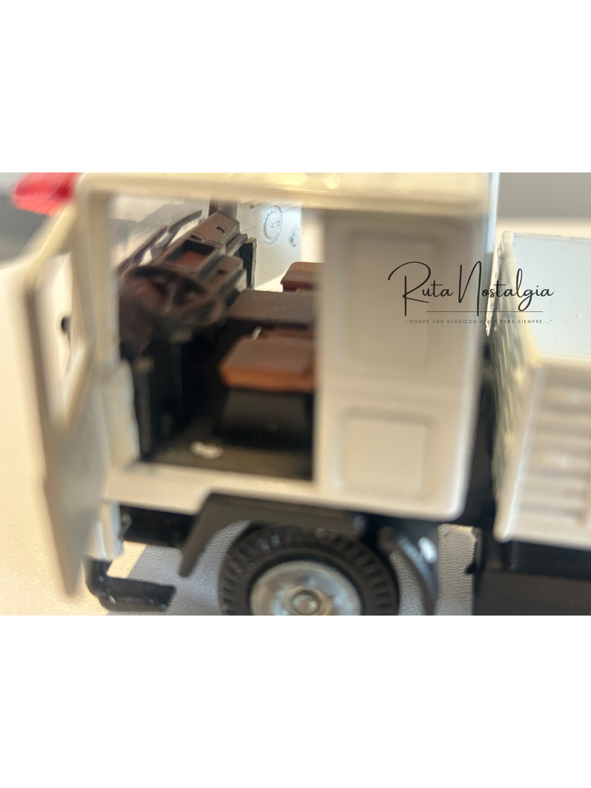 Volvo F12 “Nederlandse Pakket Dienst” Tekno 1:50 – Camión con remolque clásico holandés de reparto de paquetes 4