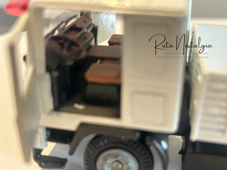 Volvo F12 “Nederlandse Pakket Dienst” Tekno 1:50 – Camión con remolque clásico holandés de reparto de paquetes 4