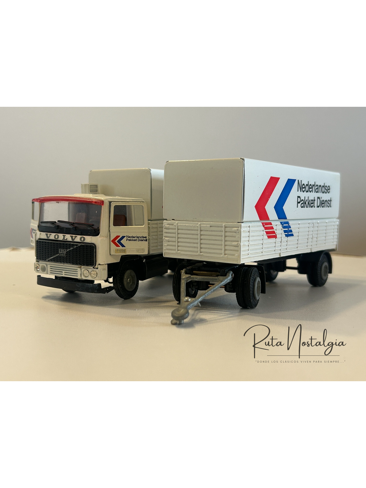 Volvo F12 “Nederlandse Pakket Dienst” Tekno 1:50 – Camión con remolque clásico holandés de reparto de paquetes 1