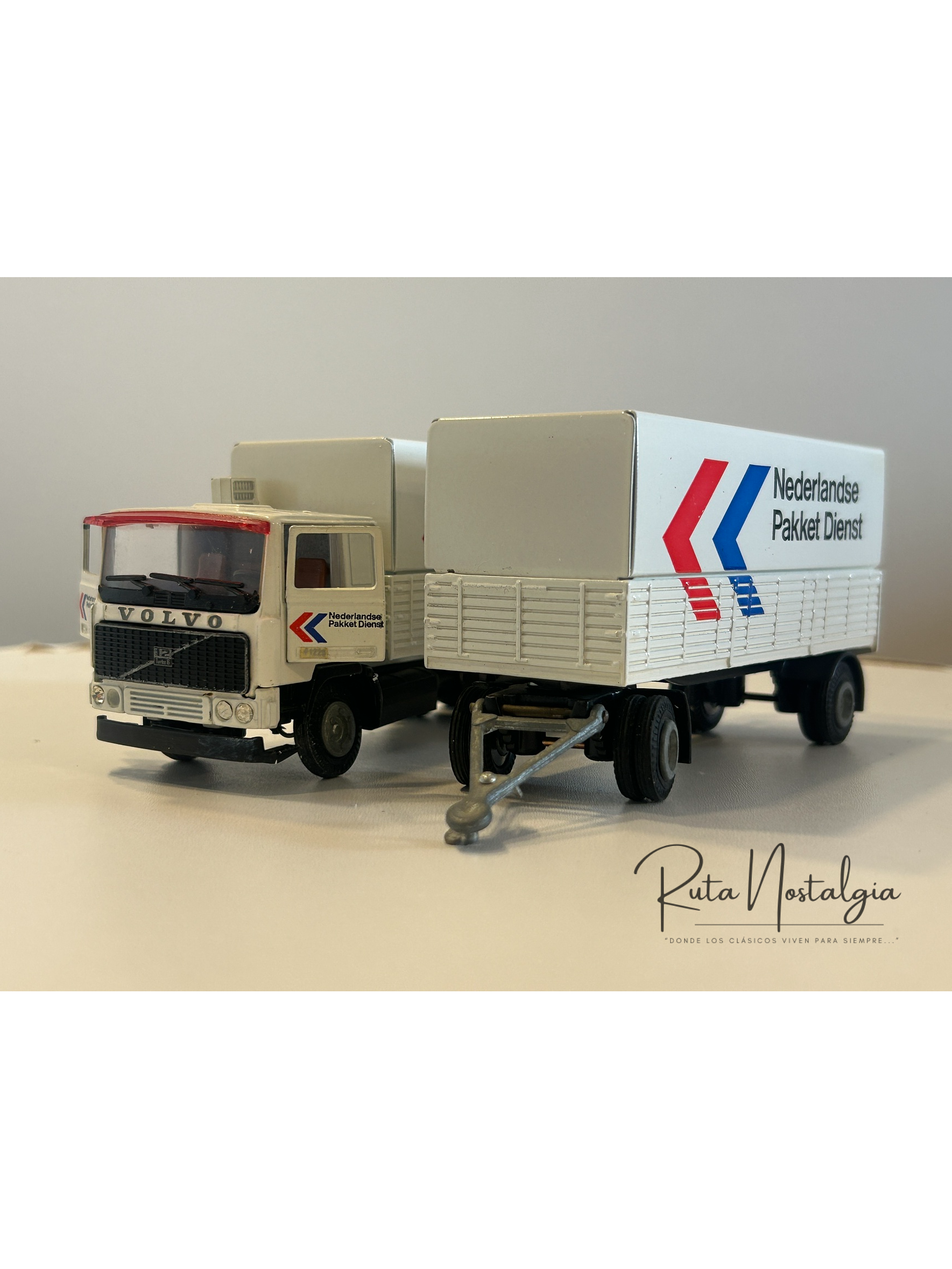 Volvo F12 “Nederlandse Pakket Dienst” Tekno 1:50 – Camión con remolque clásico holandés de reparto de paquetes 1