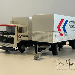 Volvo F12 “Nederlandse Pakket Dienst” Tekno 1:50 – Camión con remolque clásico holandés de reparto de paquetes