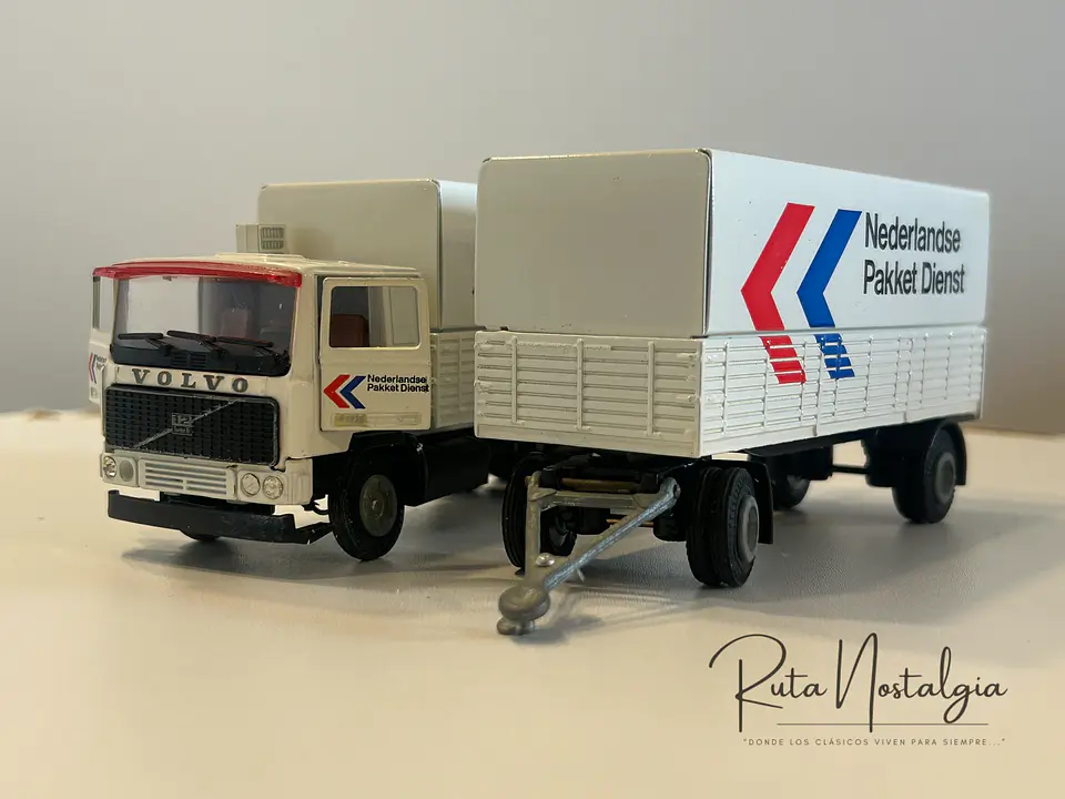Volvo F12 “Nederlandse Pakket Dienst” Tekno 1:50 – Camión con remolque clásico holandés de reparto de paquetes 1