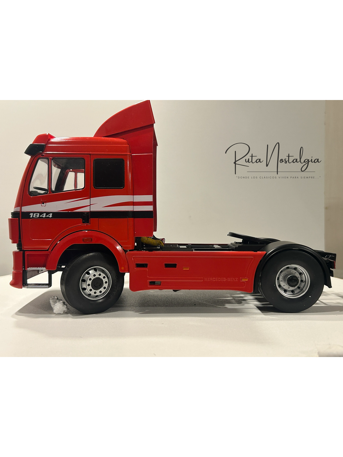 MCG Mercedes-Benz 1844 SK II 1994 rojo decorado 1:18 – Camión europeo clásico 8