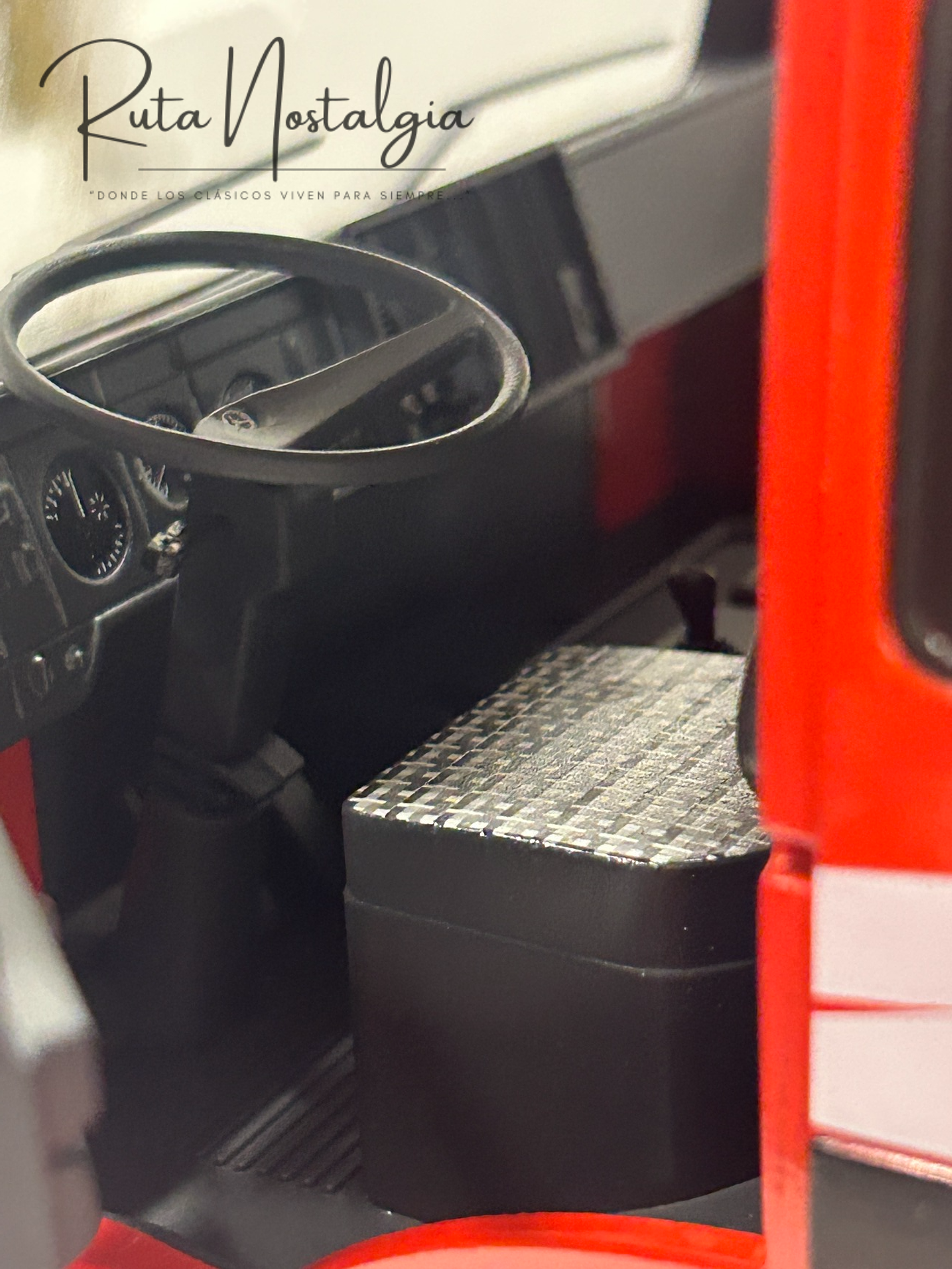 MCG Mercedes-Benz 1844 SK II 1994 rojo decorado 1:18 – Camión europeo clásico 3