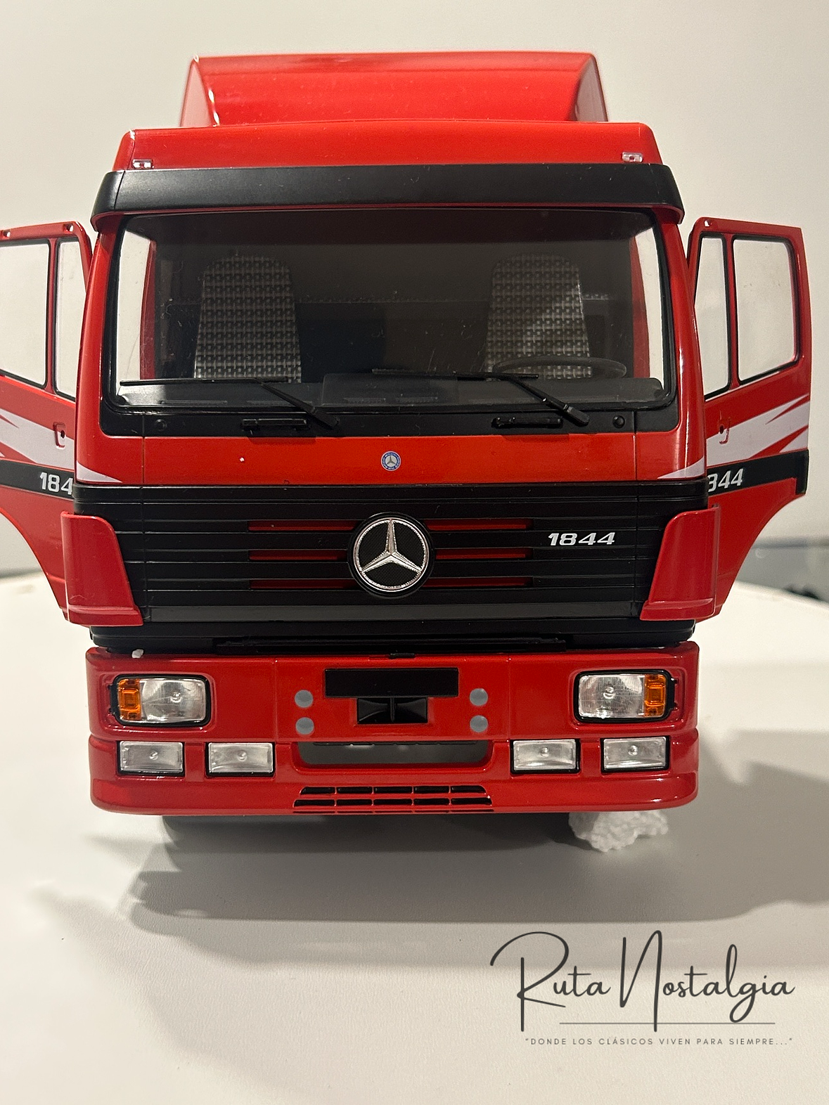 MCG Mercedes-Benz 1844 SK II 1994 rojo decorado 1:18 – Camión europeo clásico 2