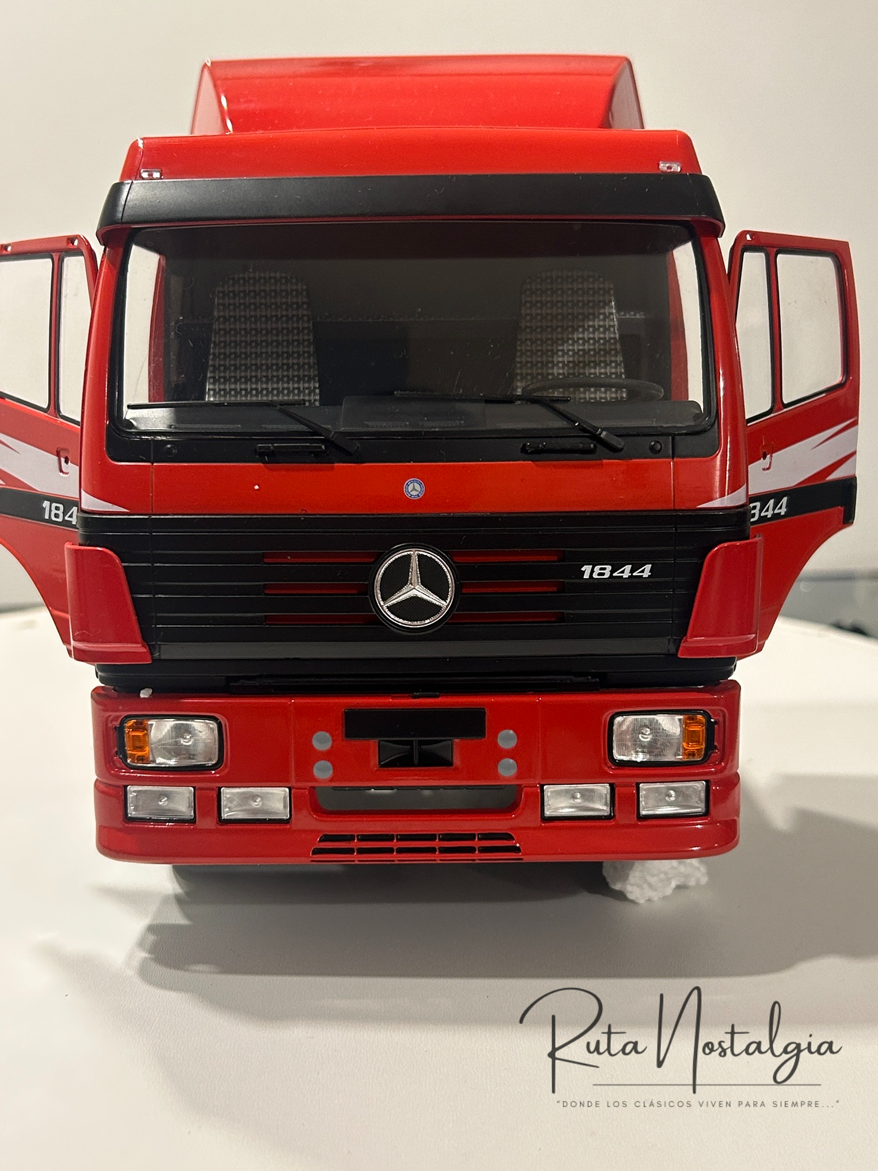 MCG Mercedes-Benz 1844 SK II 1994 rojo decorado 1:18 – Camión europeo clásico 2