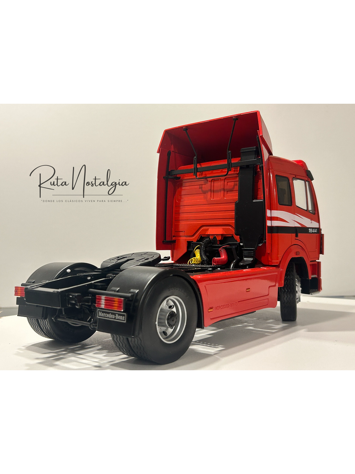 MCG Mercedes-Benz 1844 SK II 1994 rojo decorado 1:18 – Camión europeo clásico 5