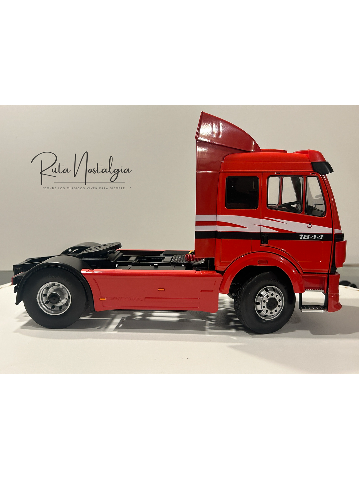 MCG Mercedes-Benz 1844 SK II 1994 rojo decorado 1:18 – Camión europeo clásico 4