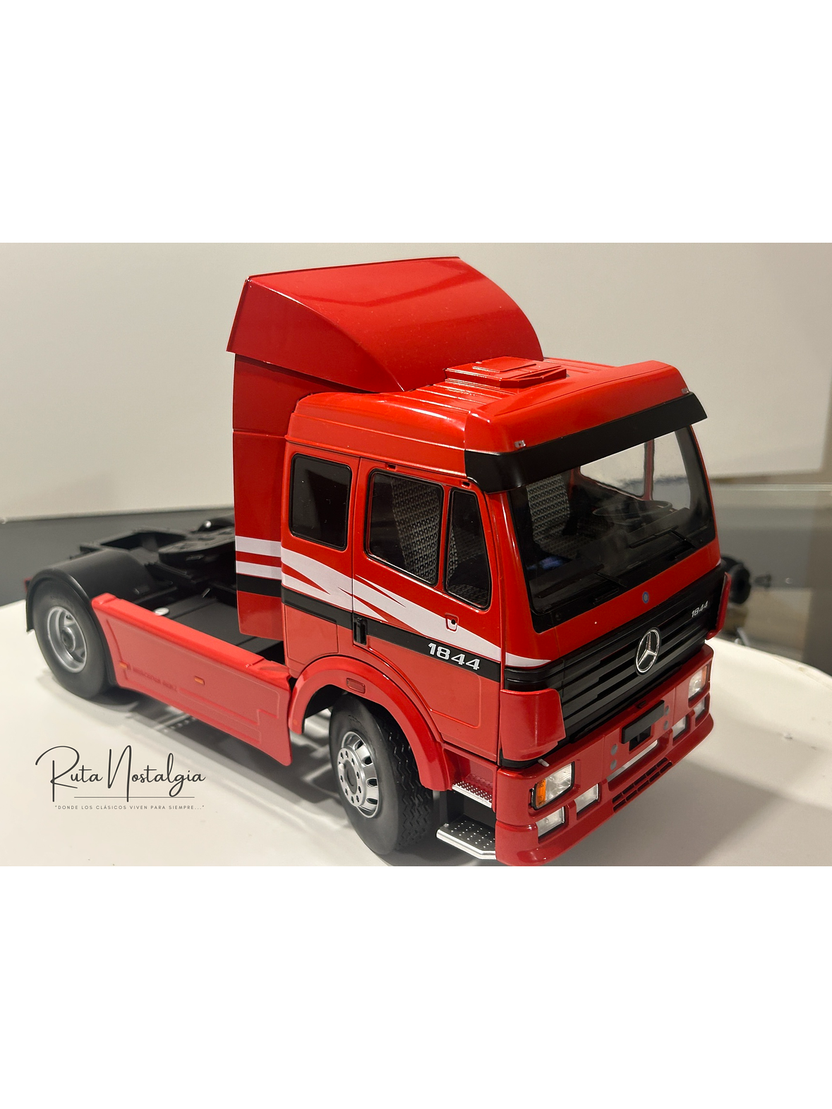 MCG Mercedes-Benz 1844 SK II 1994 rojo decorado 1:18 – Camión europeo clásico 9