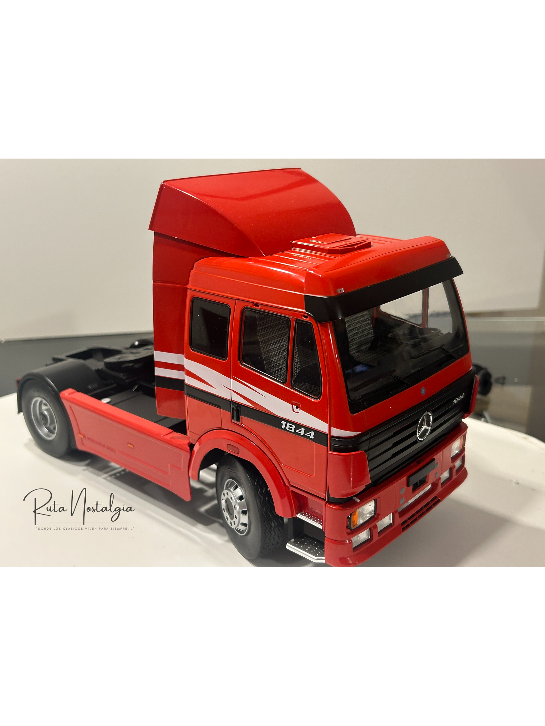 MCG Mercedes-Benz 1844 SK II 1994 rojo decorado 1:18 – Camión europeo clásico 9