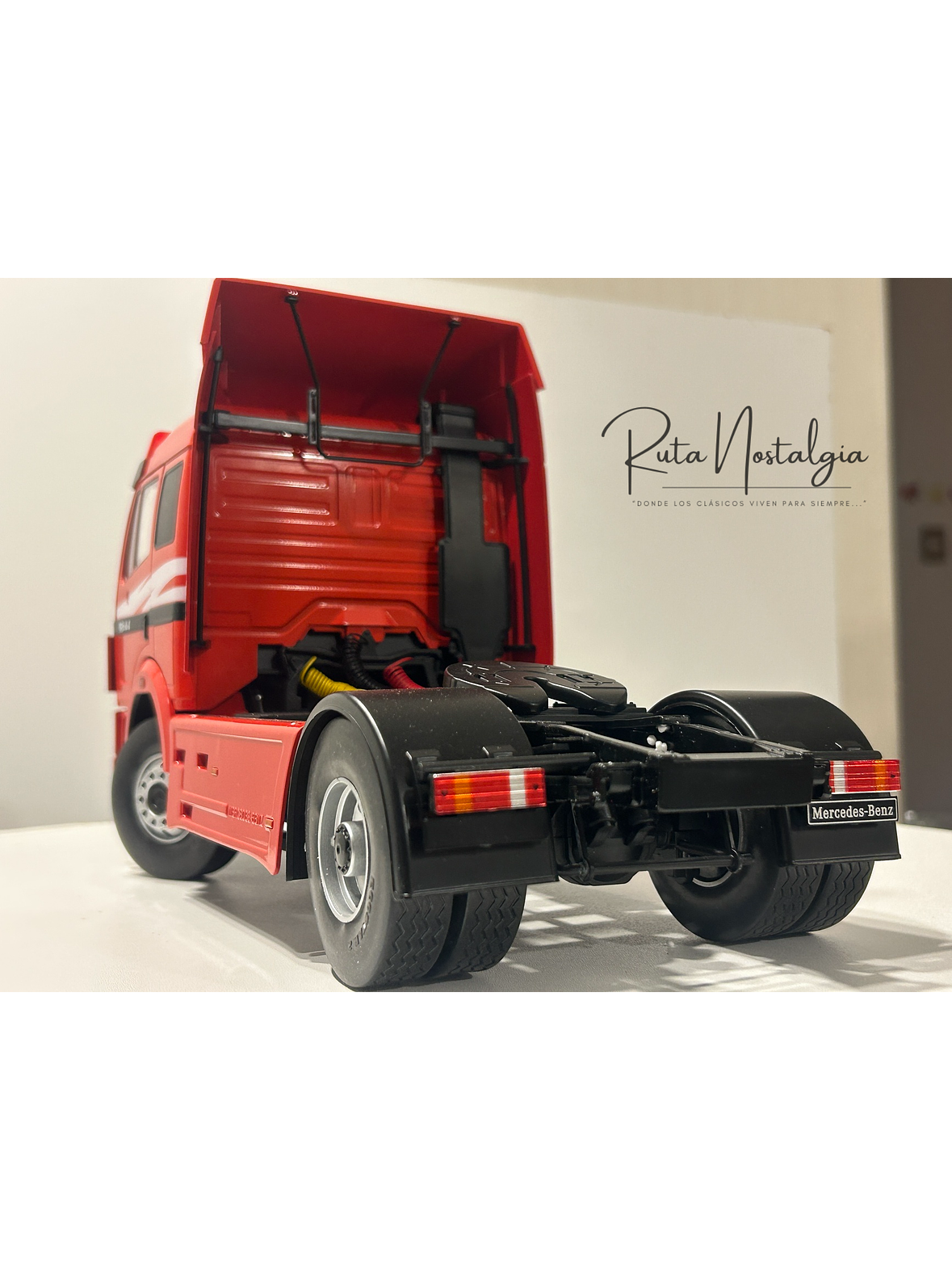 MCG Mercedes-Benz 1844 SK II 1994 rojo decorado 1:18 – Camión europeo clásico 7