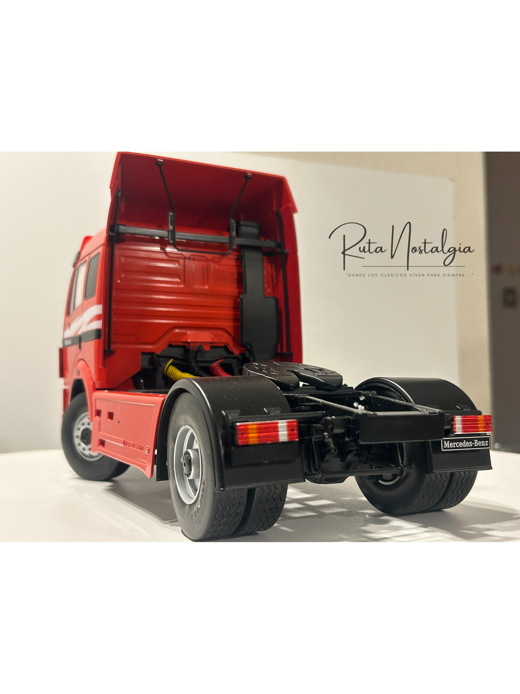 MCG Mercedes-Benz 1844 SK II 1994 rojo decorado 1:18 – Camión europeo clásico 7