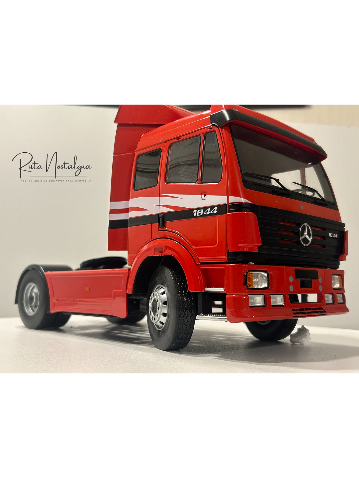 MCG Mercedes-Benz 1844 SK II 1994 rojo decorado 1:18 – Camión europeo clásico 1