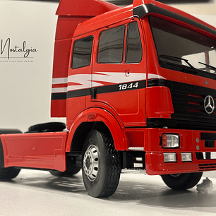 MCG Mercedes-Benz 1844 SK II 1994 rojo decorado 1:18 – Camión europeo clásico