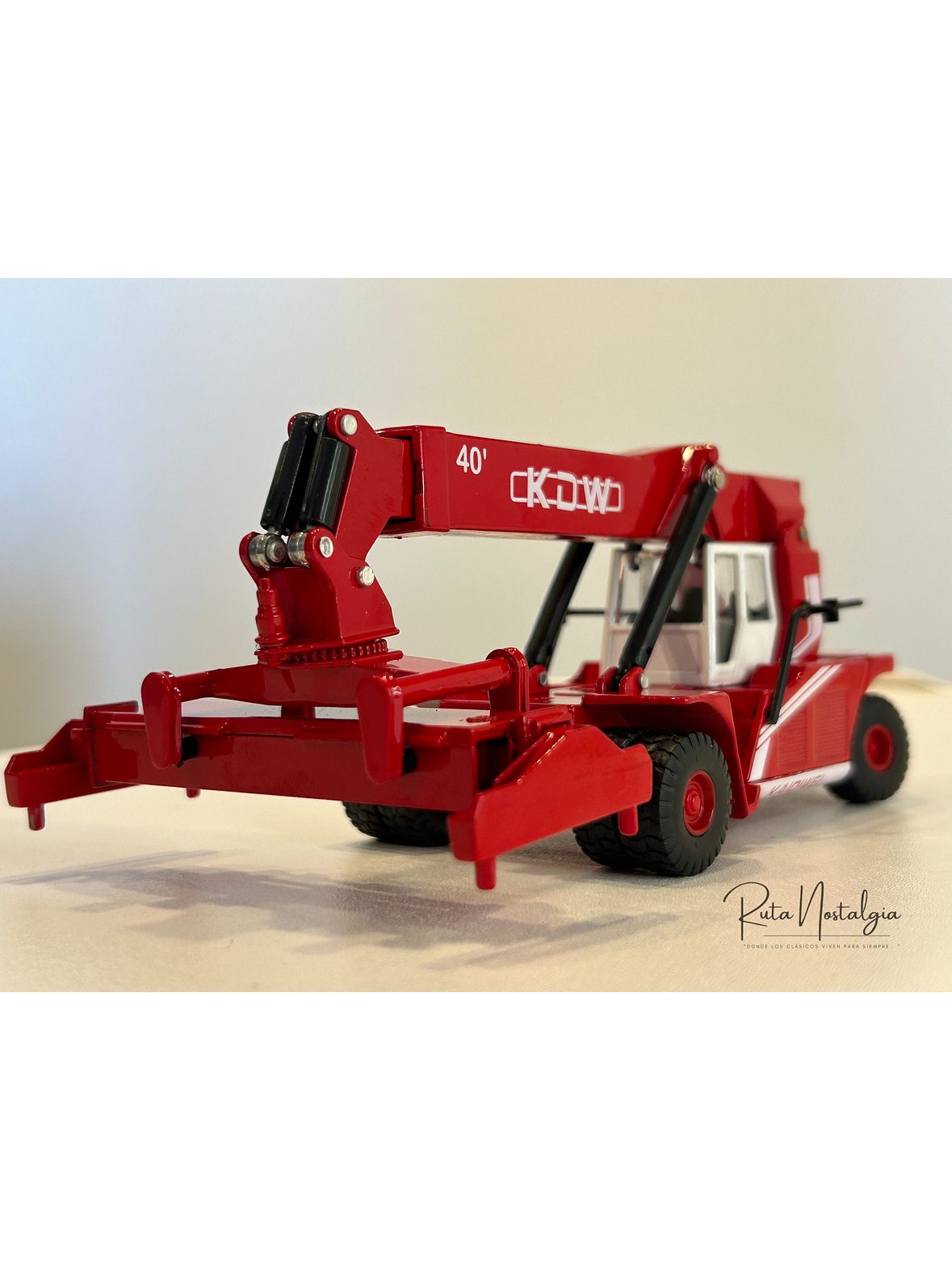Modelo de grúa contenedores KDW 1:50 – Reach Stacker 40’ en aleación metálica 1