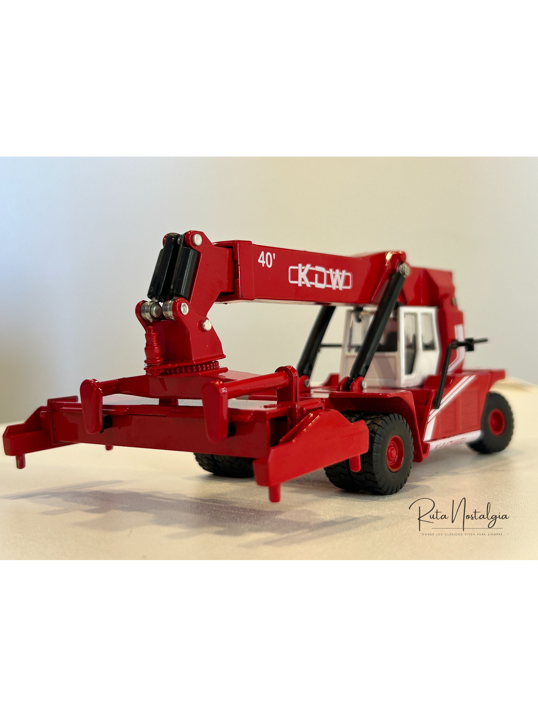 Modelo de grúa contenedores KDW 1:50 – Reach Stacker 40’ en aleación metálica 1