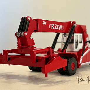 Modelo de grúa contenedores KDW 1:50 – Reach Stacker 40’ en aleación metálica