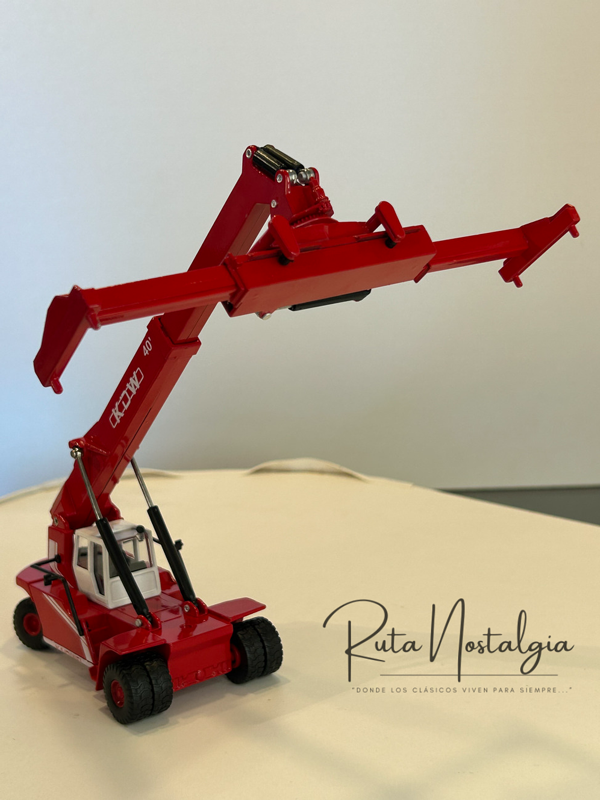 Modelo de grúa contenedores KDW 1:50 – Reach Stacker 40’ en aleación metálica 2