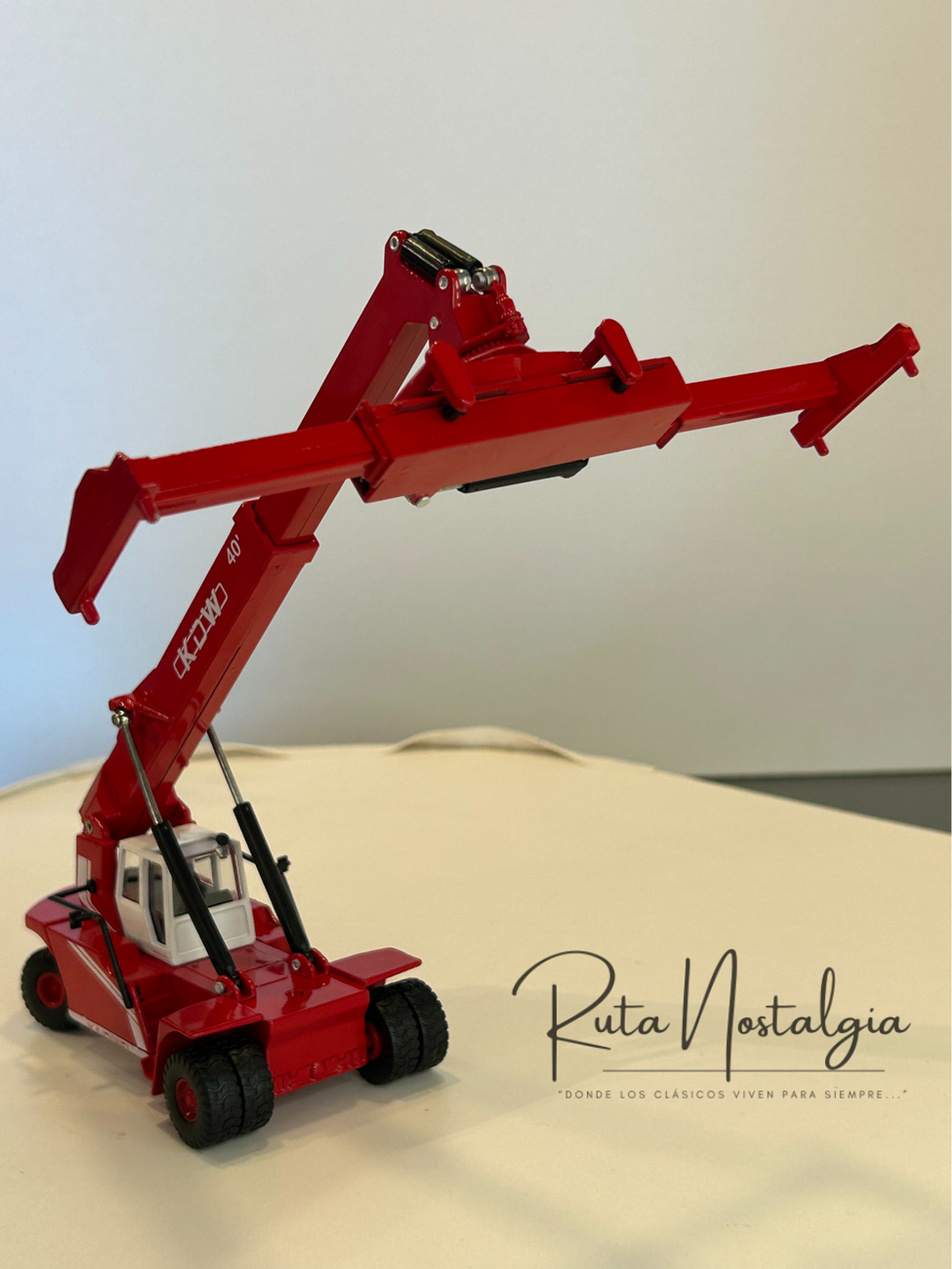 Modelo de grúa contenedores KDW 1:50 – Reach Stacker 40’ en aleación metálica 2