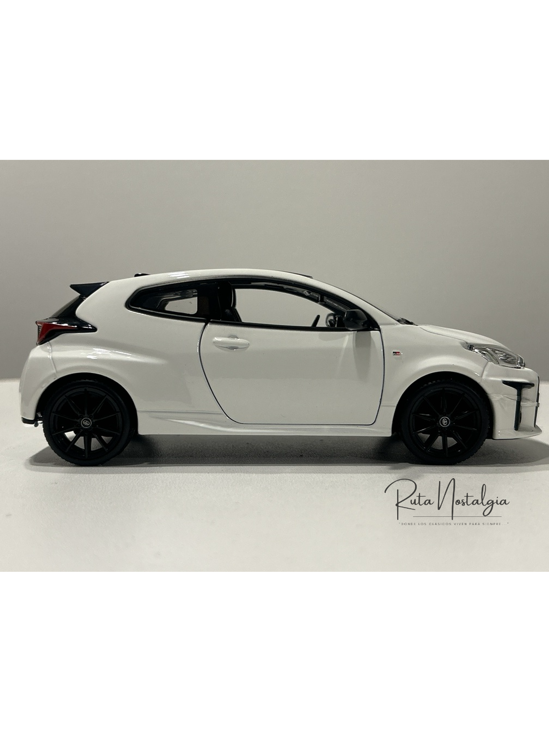 Toyota GR Yaris 2021 blanco Maisto 1:24 – Deportivo GR-Four a escala coleccionable 5