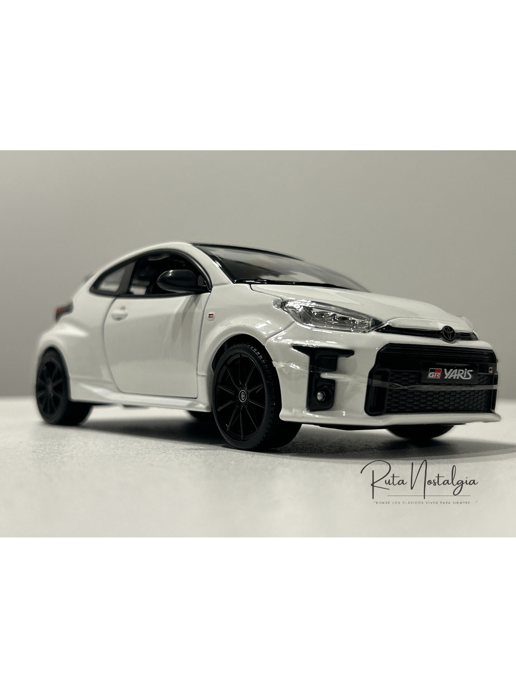 Toyota GR Yaris 2021 blanco Maisto 1:24 – Deportivo GR-Four a escala coleccionable 4