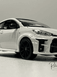 Toyota GR Yaris 2021 blanco Maisto 1:24 – Deportivo GR-Four a escala coleccionable - Miniatura 4