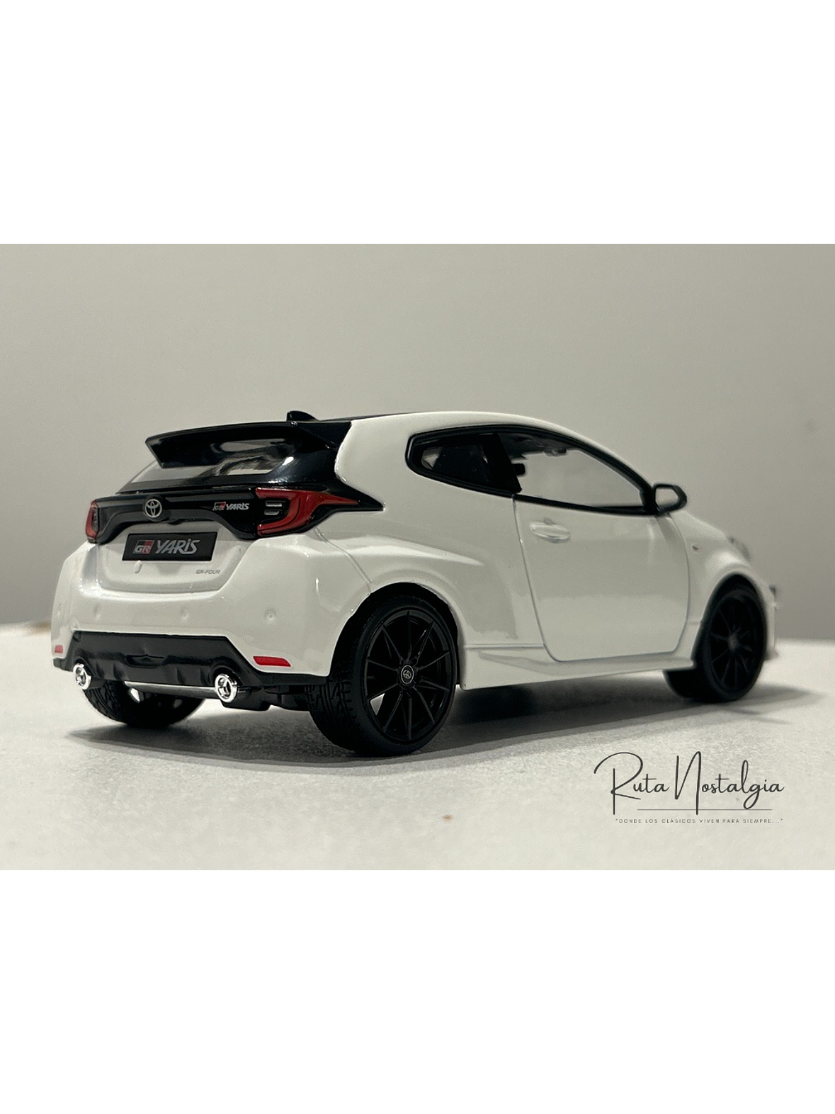 Toyota GR Yaris 2021 blanco Maisto 1:24 – Deportivo GR-Four a escala coleccionable 6