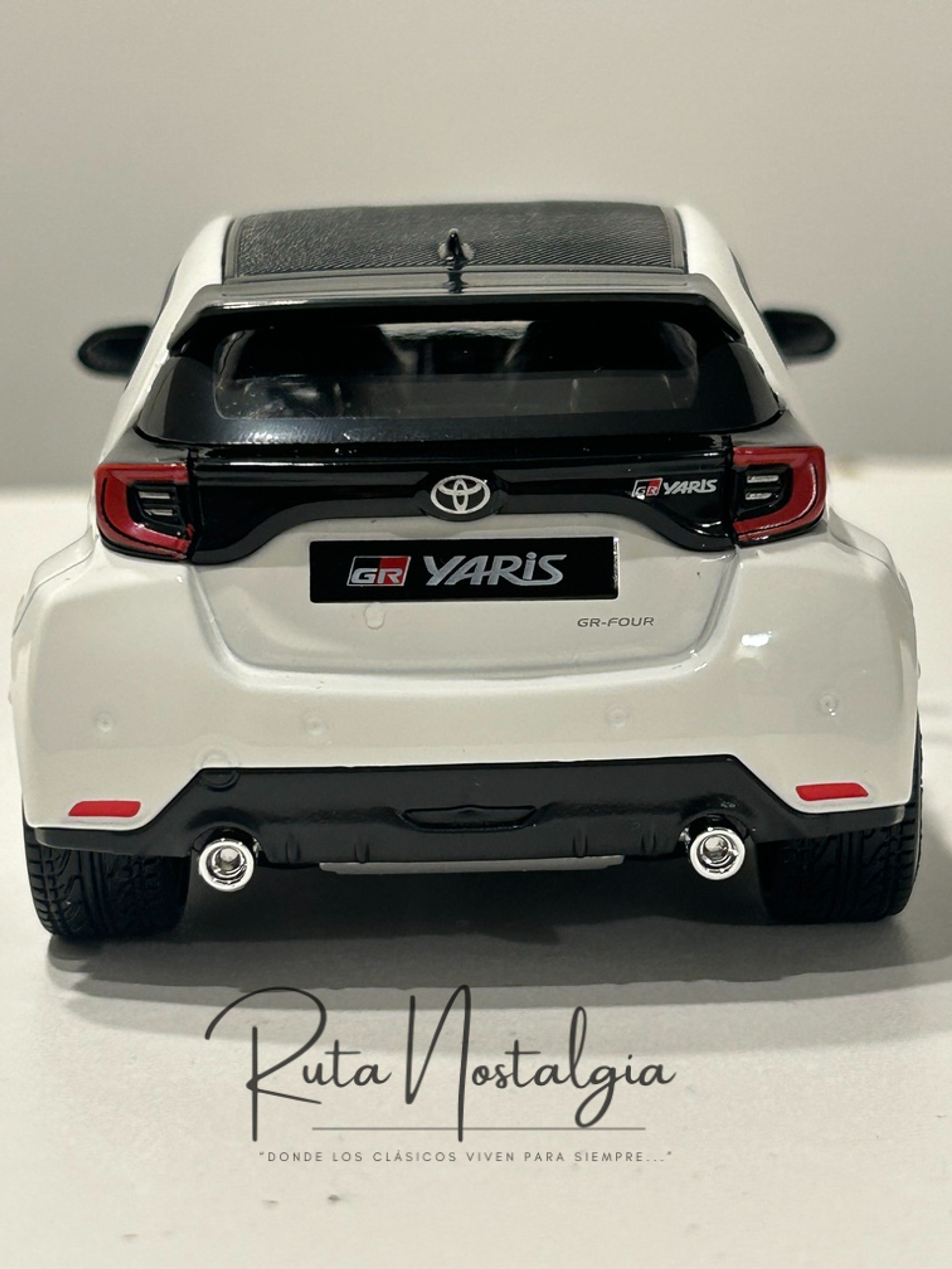 Toyota GR Yaris 2021 blanco Maisto 1:24 – Deportivo GR-Four a escala coleccionable 7