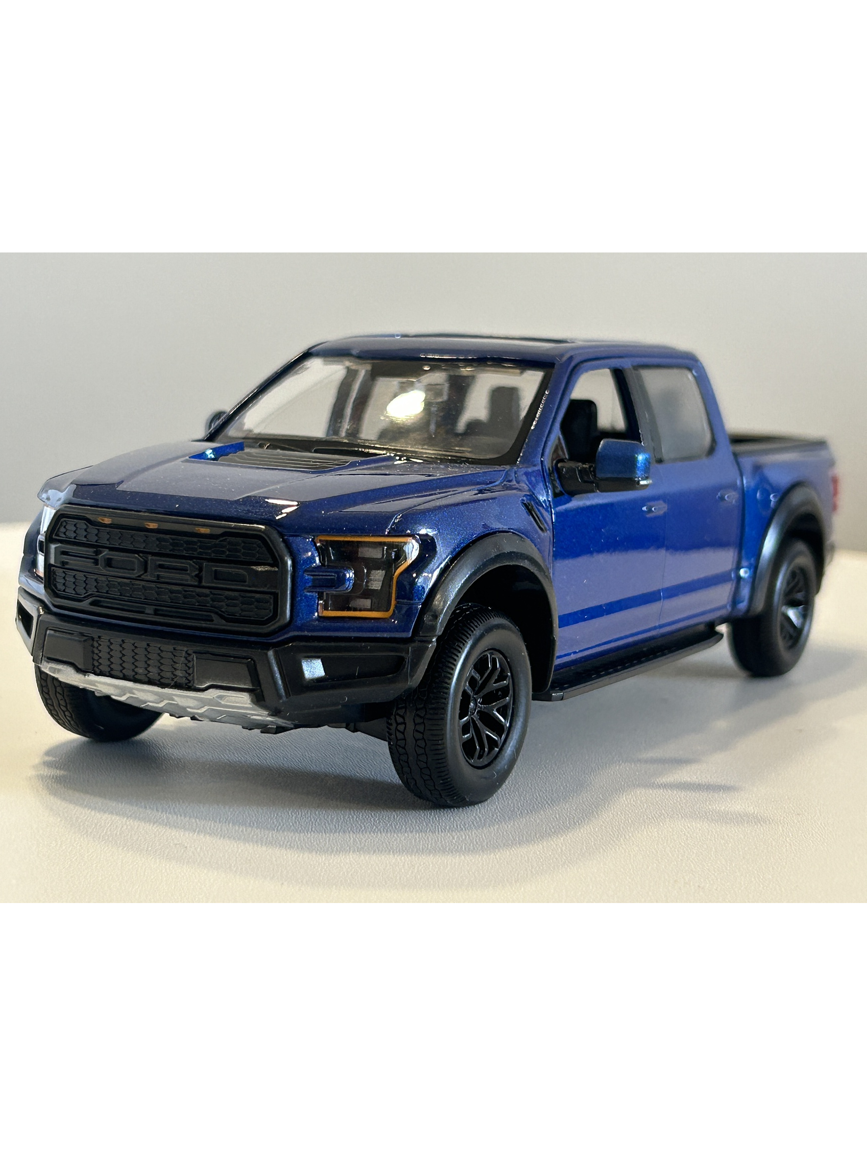 Motormax Ford F-150 Raptor 2017 azul metálico 1:24 – Pickup off-road ícono de Ford Performance 1