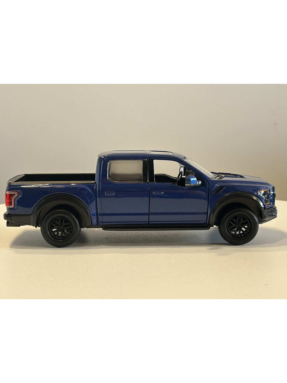 Motormax Ford F-150 Raptor 2017 azul metálico 1:24 – Pickup off-road ícono de Ford Performance 5