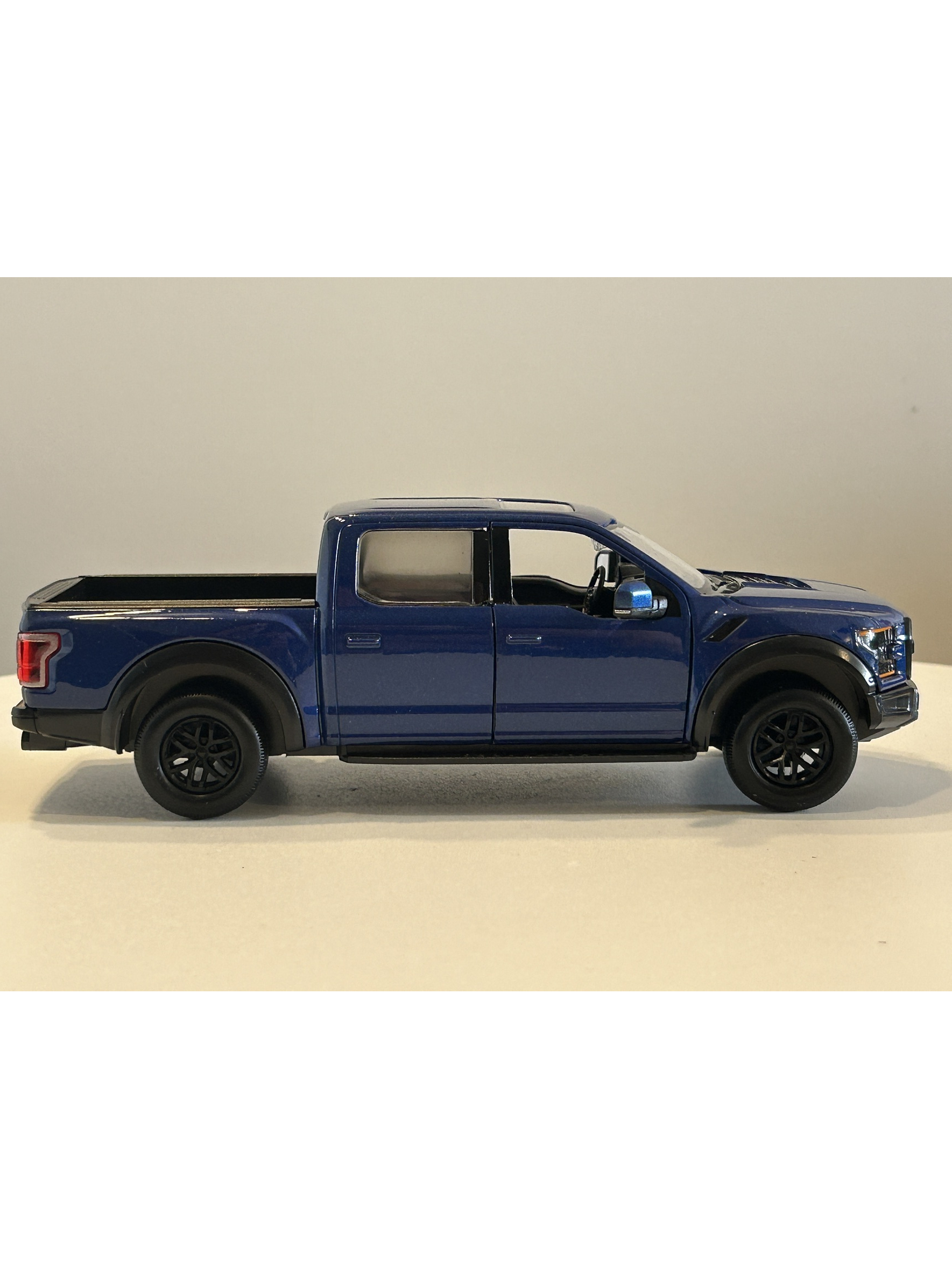Motormax Ford F-150 Raptor 2017 azul metálico 1:24 – Pickup off-road ícono de Ford Performance 5