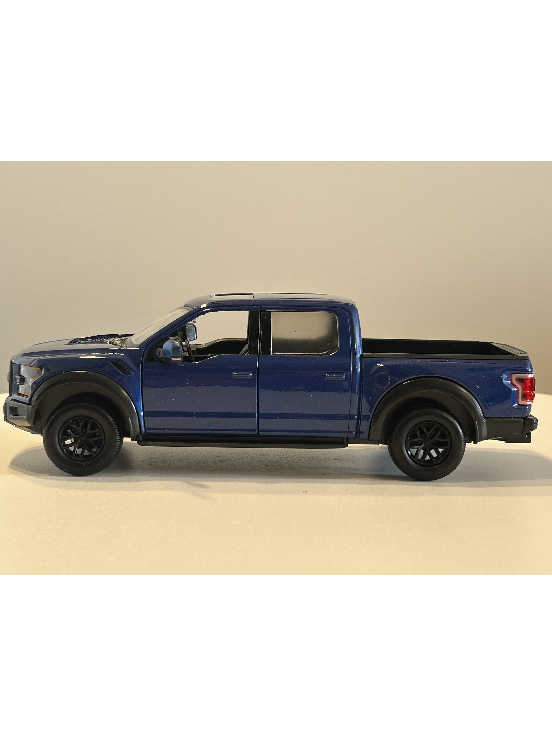 Motormax Ford F-150 Raptor 2017 azul metálico 1:24 – Pickup off-road ícono de Ford Performance 8