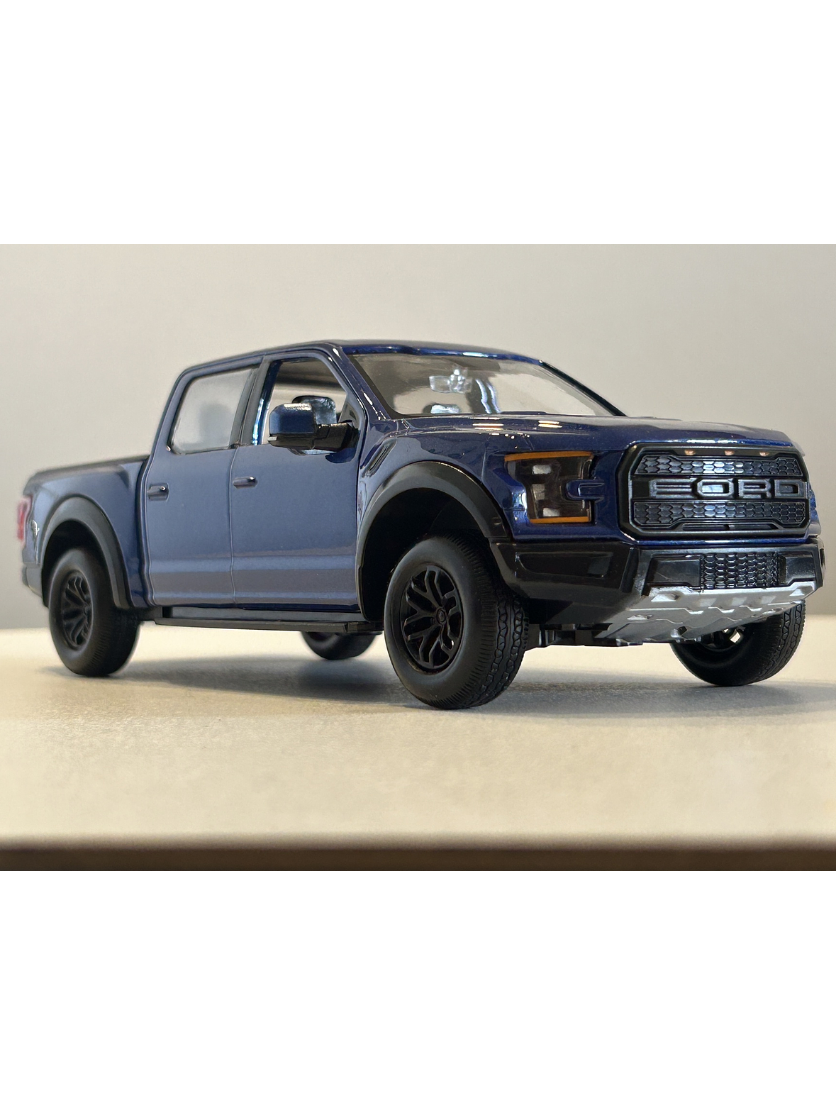 Motormax Ford F-150 Raptor 2017 azul metálico 1:24 – Pickup off-road ícono de Ford Performance 4