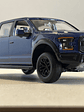Motormax Ford F-150 Raptor 2017 azul metálico 1:24 – Pickup off-road ícono de Ford Performance - Miniatura 4