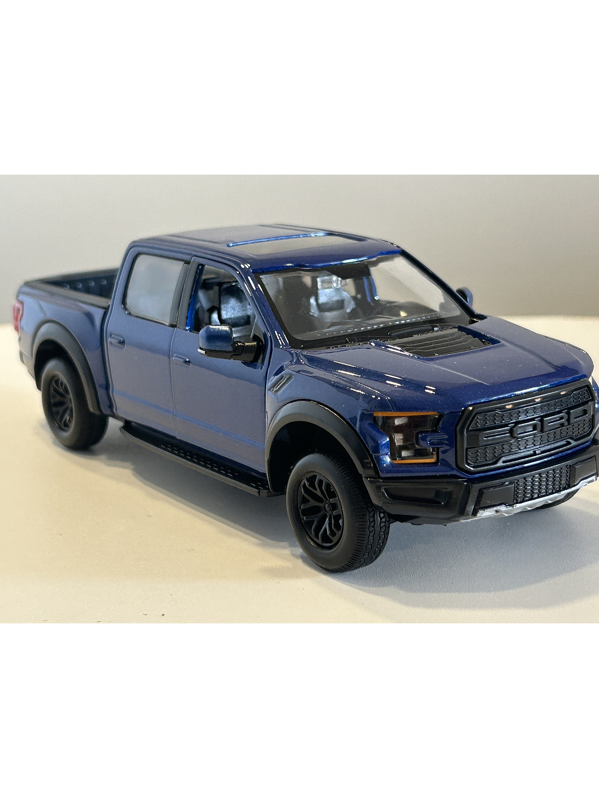 Motormax Ford F-150 Raptor 2017 azul metálico 1:24 – Pickup off-road ícono de Ford Performance 9
