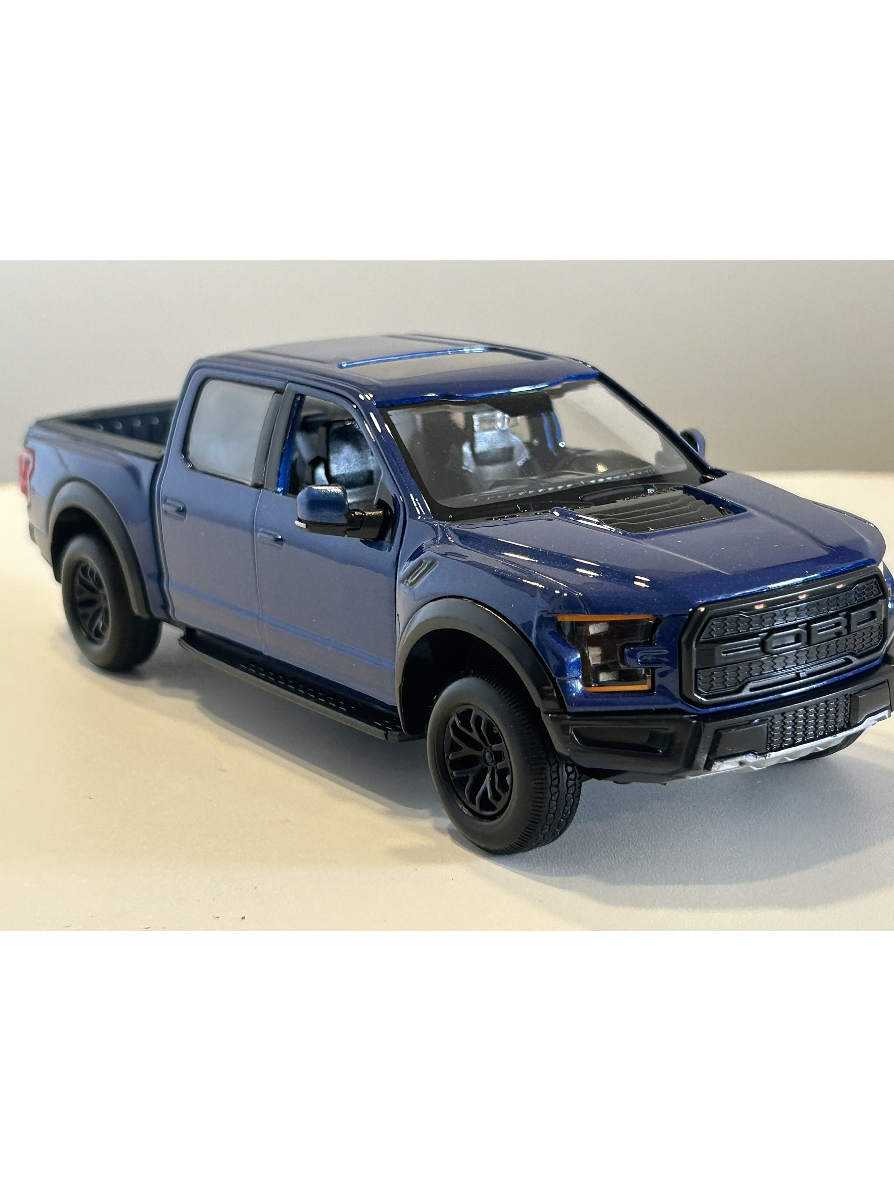 Motormax Ford F-150 Raptor 2017 azul metálico 1:24 – Pickup off-road ícono de Ford Performance 9