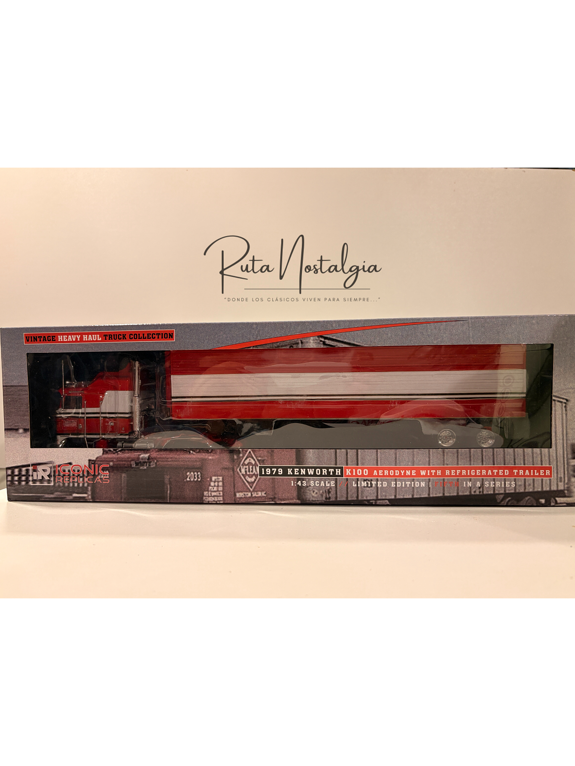 Kenworth K100 “BJ McKay & The Bear” 1:43 Iconic Replicas – Camión TV clásico con semirremolque box 12