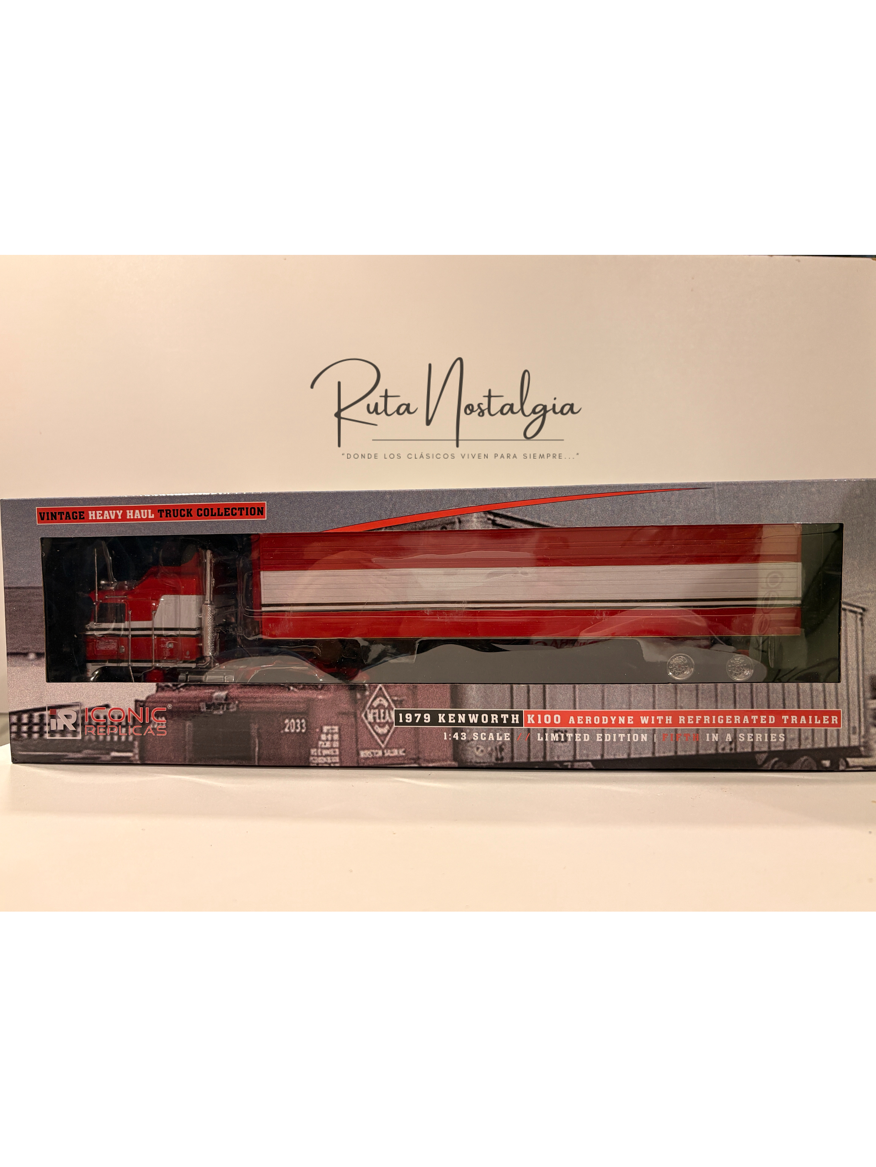 Kenworth K100 “BJ McKay & The Bear” 1:43 Iconic Replicas – Camión TV clásico con semirremolque box 12