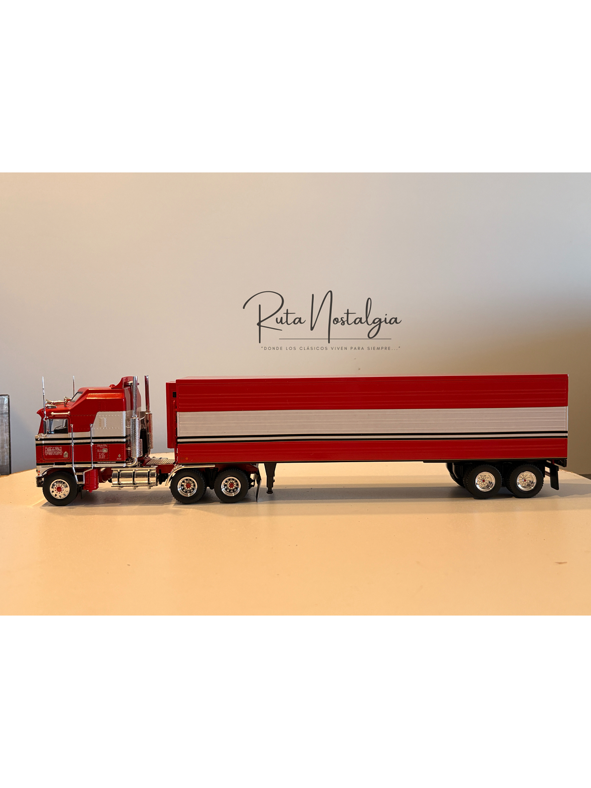 Kenworth K100 “BJ McKay & The Bear” 1:43 Iconic Replicas – Camión TV clásico con semirremolque box 9
