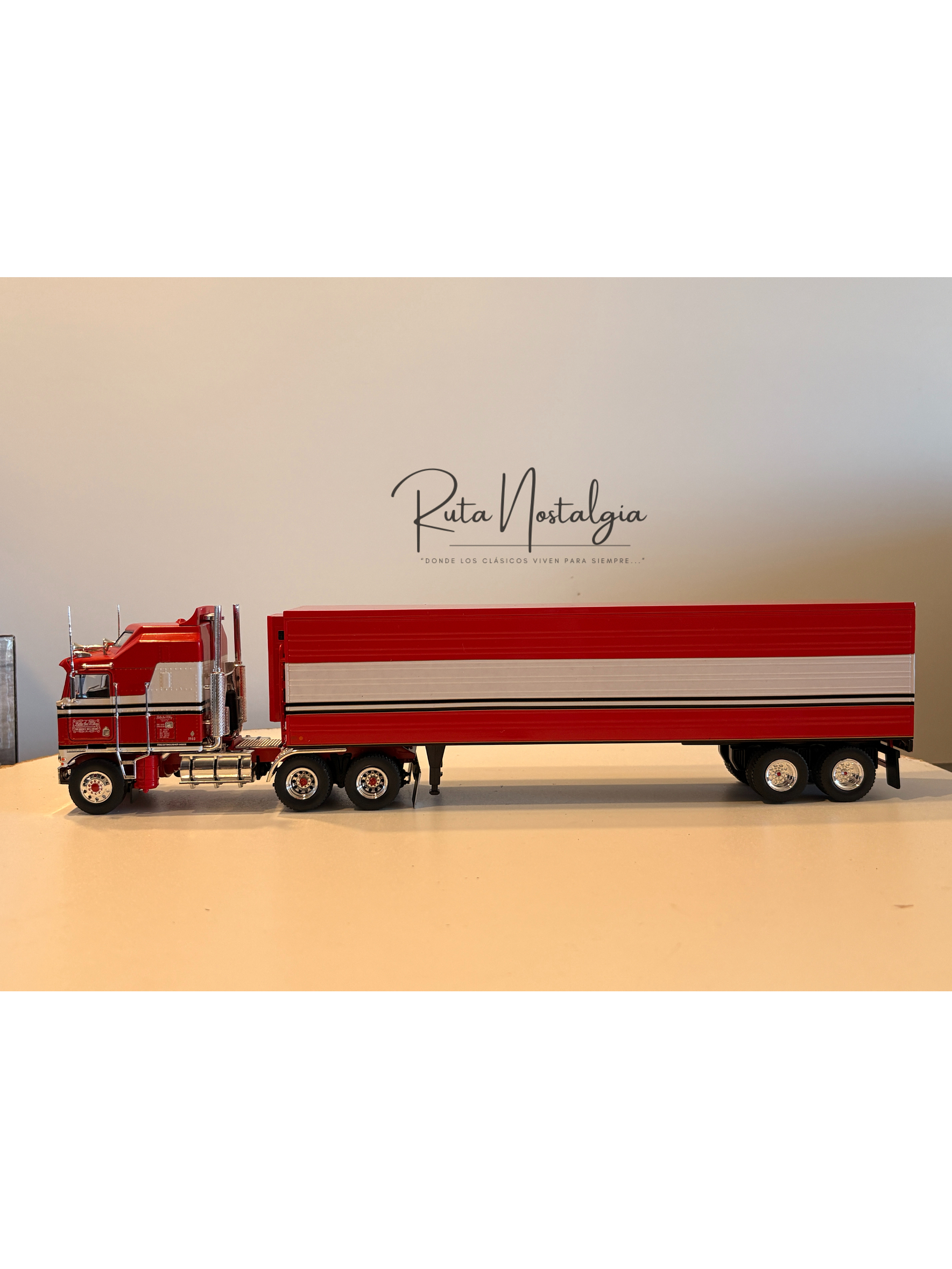 Kenworth K100 “BJ McKay & The Bear” 1:43 Iconic Replicas – Camión TV clásico con semirremolque box 9